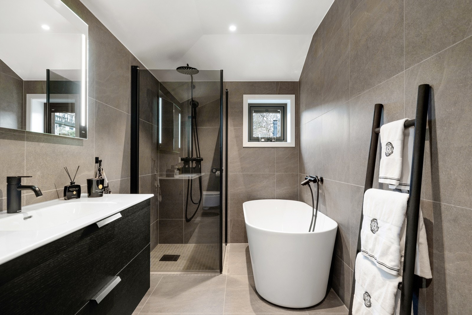 I praktisk tilknytning til de øvrige soverommene, finner du boligens 2. bad. Galleribilde