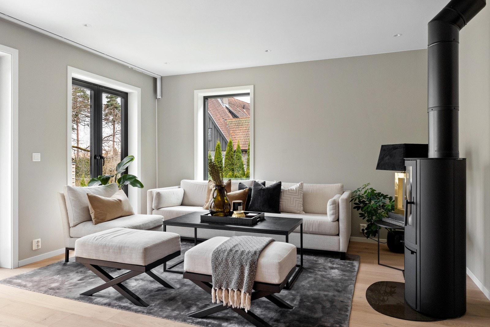 Stuen har gode møbleringsmuligheter med god plass til en stor sofagruppe. Galleribilde