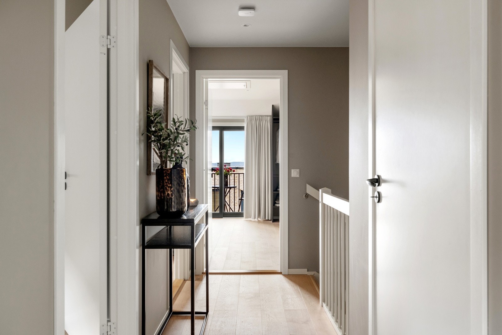 I boligens andre etasje finner du 4 soverom og 2 bad. Galleribilde