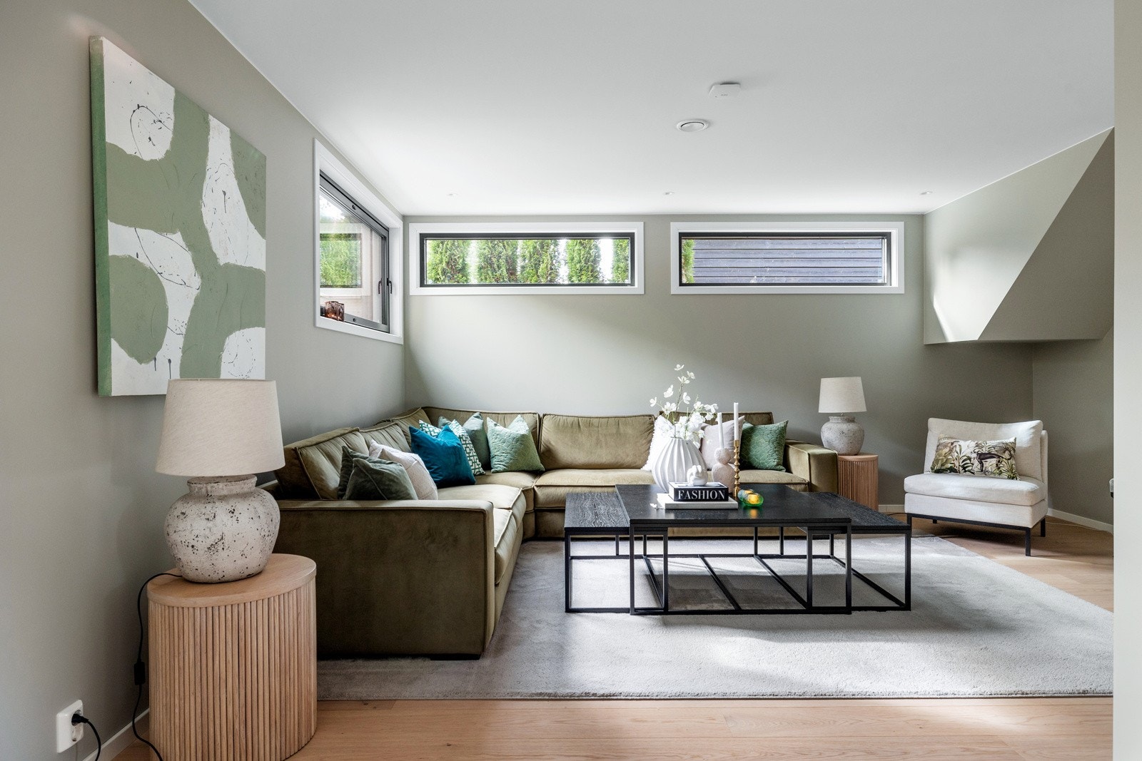 I kjellerstuen er det gode møbleringsmuligheter med god plass til en stor sofagruppe. Galleribilde