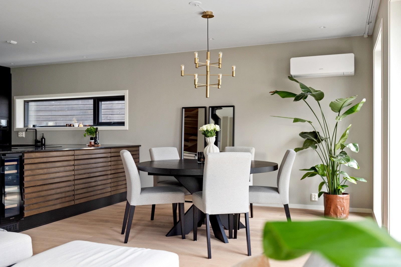 Den åpne løsningen gir rikelig med plass til et spisebord. Galleribilde