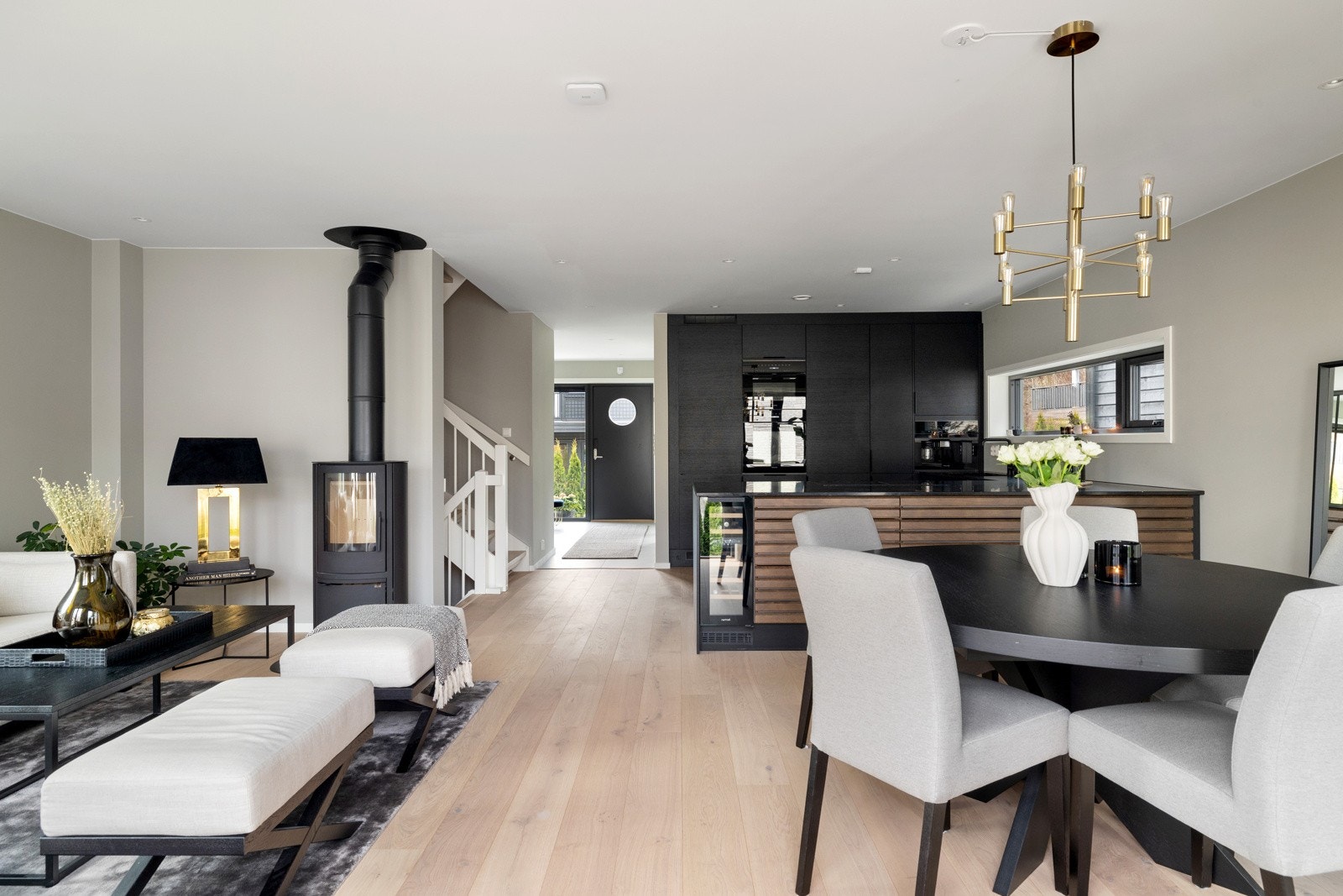 Det er en åpen løsning til kjøkkenet som skaper et sosialt allrom. Galleribilde