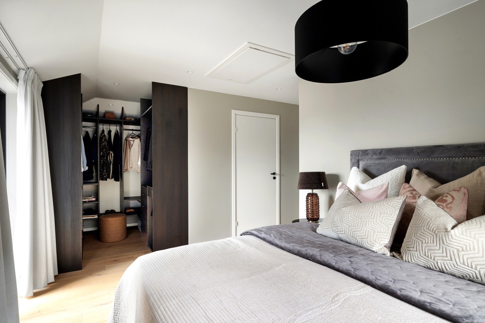 Rommet har en luksuriøs utforming med eget walk-in-closet (plassbygget fra Drømmekjøkkenet), privat bad og utgang til egen balkong. Galleribilde