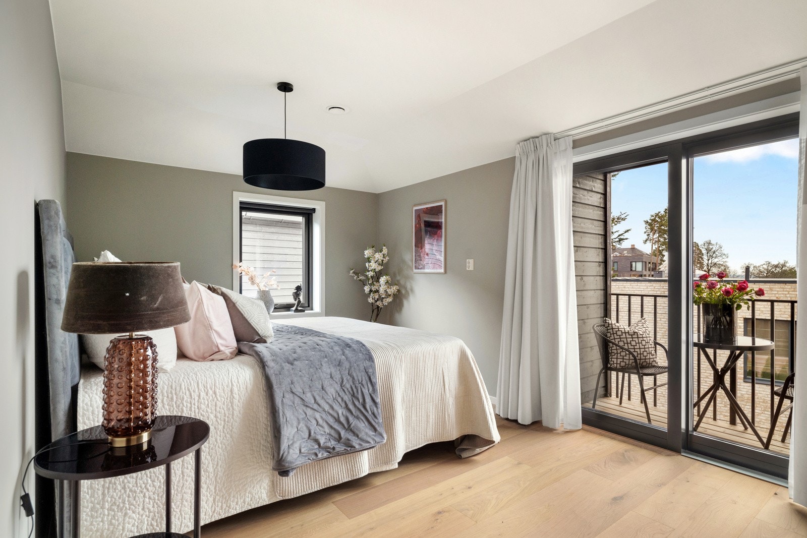 Hovedsoverommet er av god størrelse og har plass til en stor dobbeltseng med tilhørende nattbord. Galleribilde