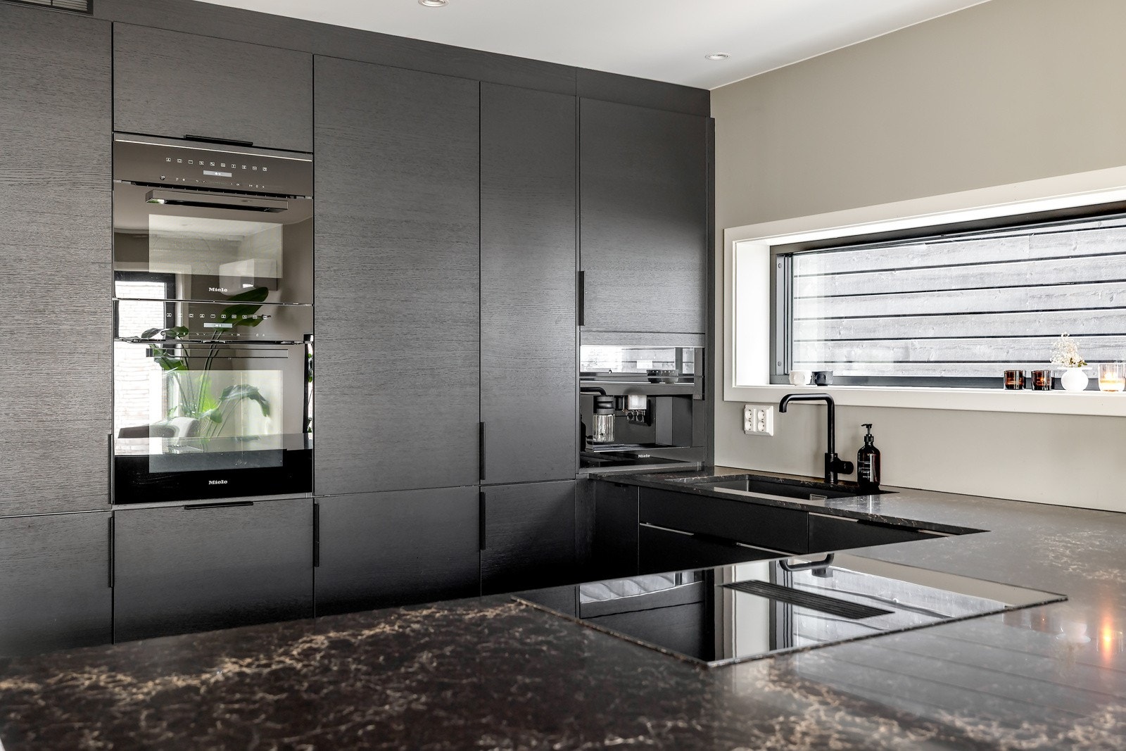 Benkeplaten i steinkompositt har en underlimt komposittkum som både er praktisk og elegant. Galleribilde