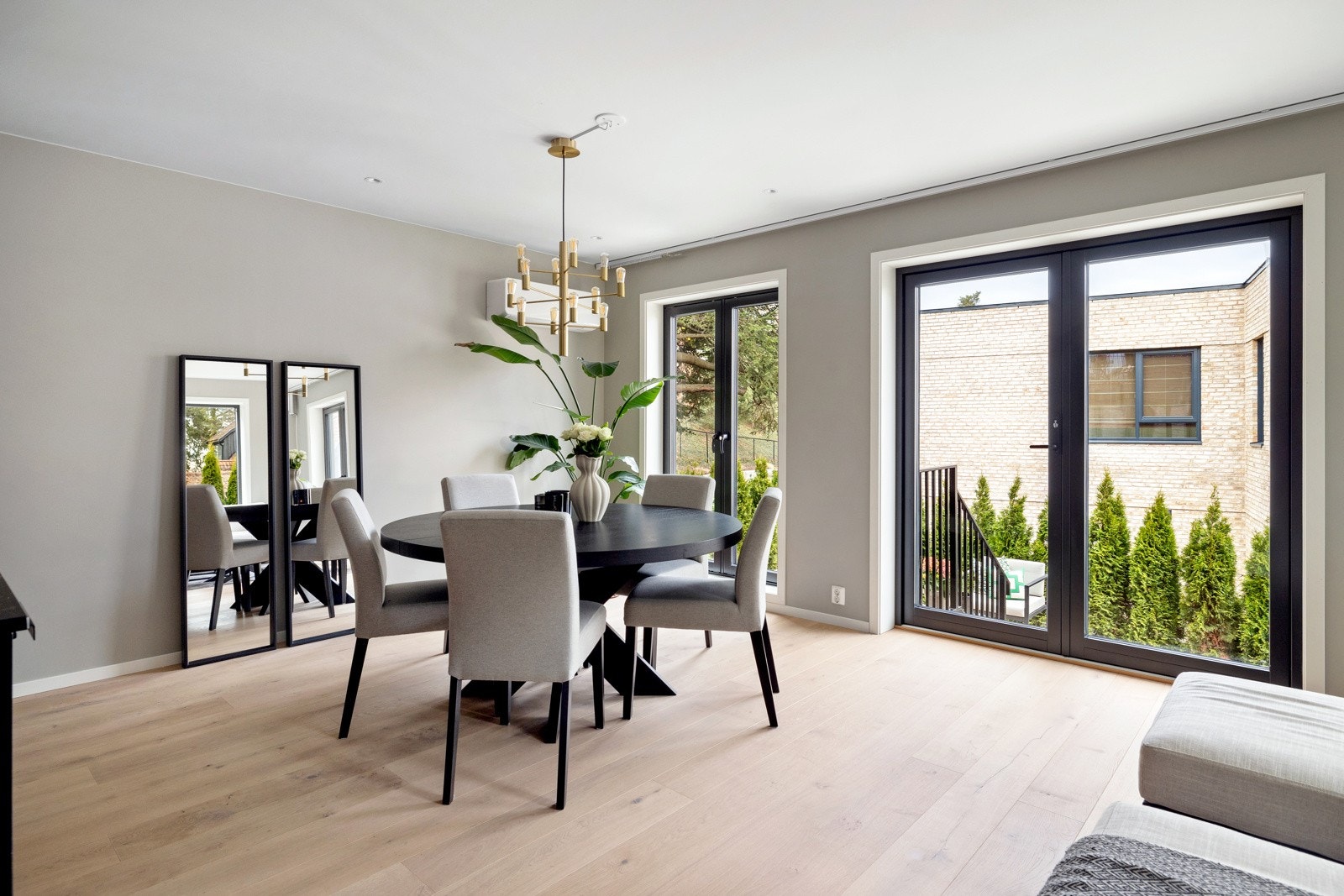 Fra stuen har du utgang til en flott sørvendt terrasseplatting på 28 kvm, et perfekt sted å nyte lange sommerdager. Galleribilde