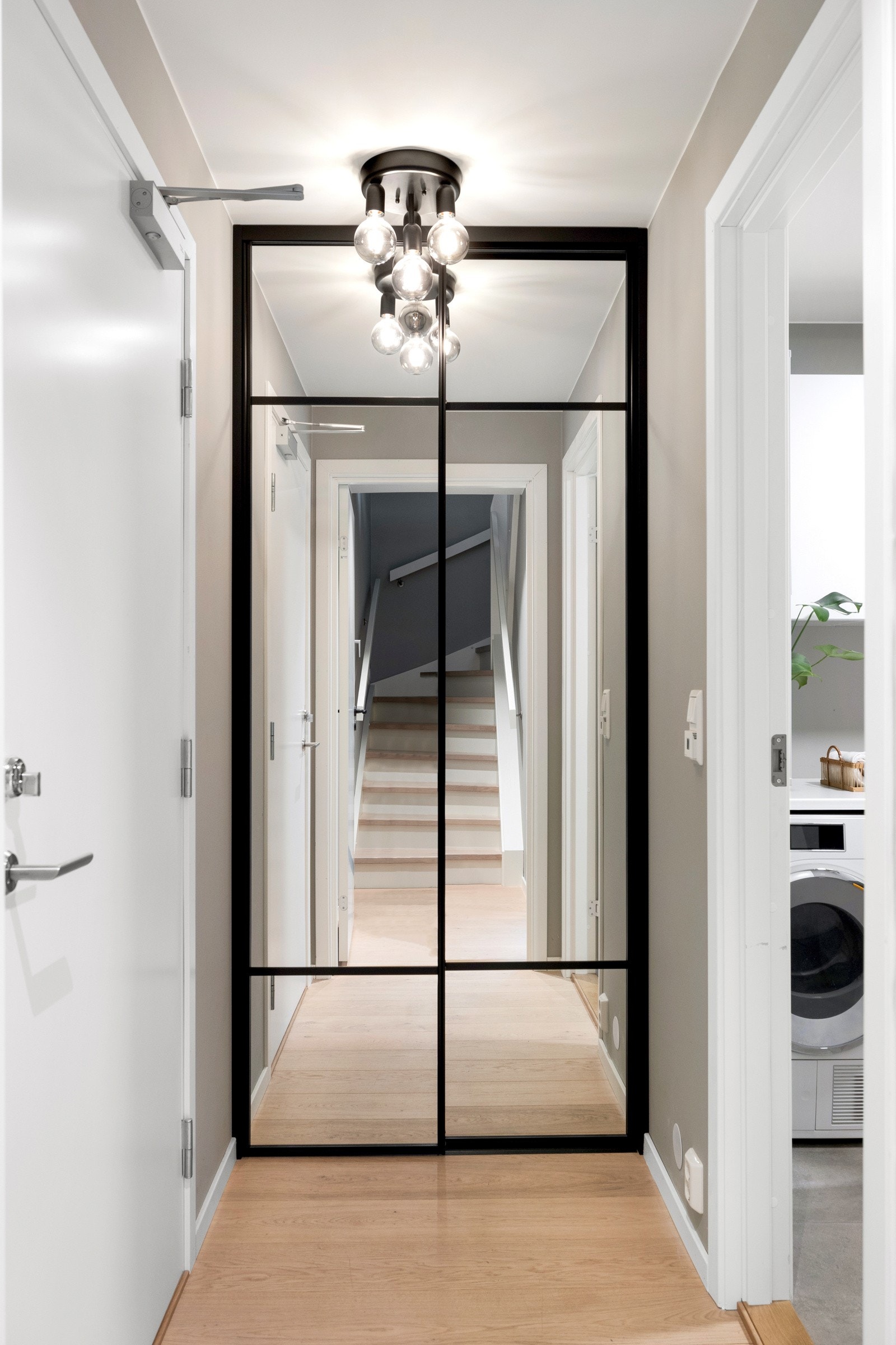 I gangen i kjelleren er det en skyvedørsgarderobespesialdesignet fra Drømmekjøkkenet med speilfronter for ekstra oppbevaring. Galleribilde