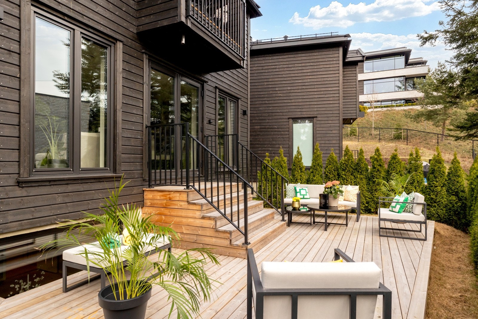 Boligen ligger i et veletablert og barnevennlig område med kort gangavstand til skoler, barnehager, T-bane og servicetilbud på Vinderen og Slemdal. Galleribilde