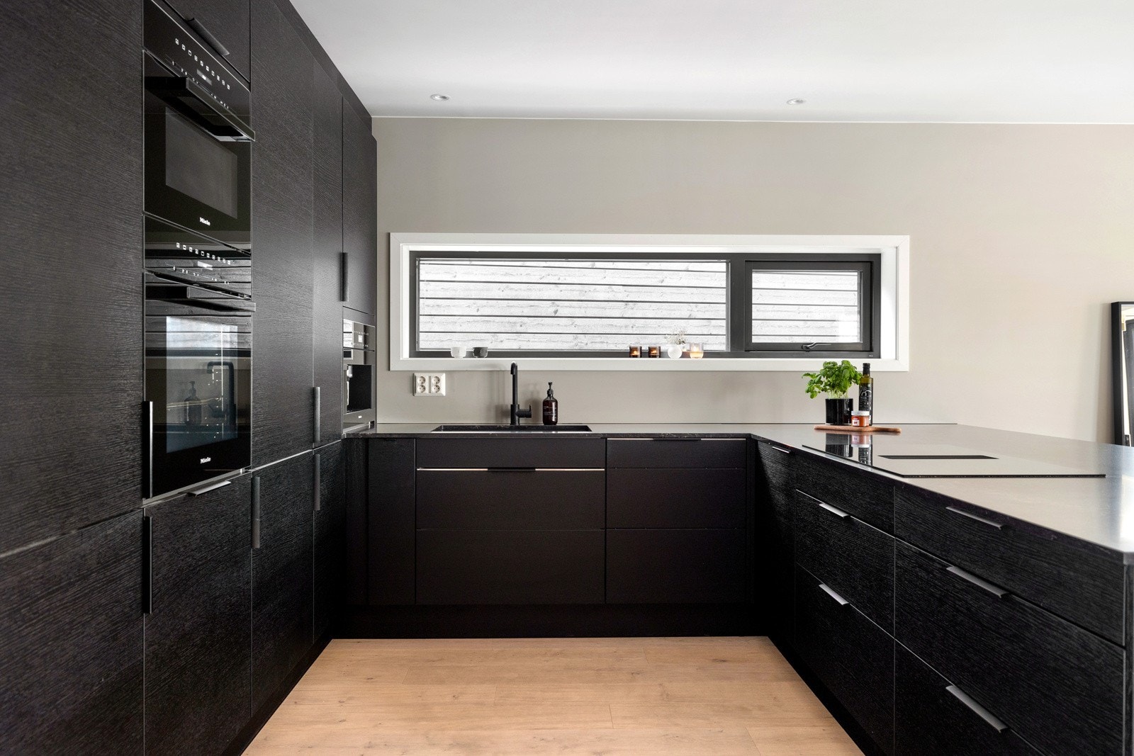 I platetoppen er det integrert en moderne benkeventilator. Galleribilde