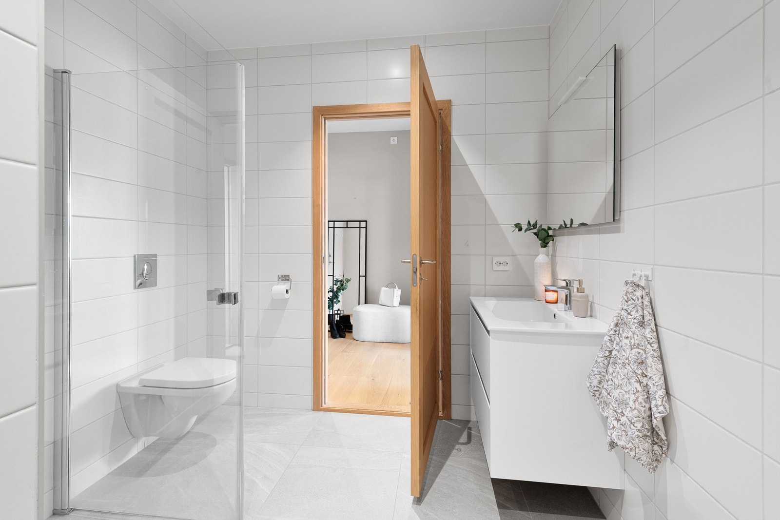 Bad/vaskerom med tilkomst fra entre/hall Galleribilde