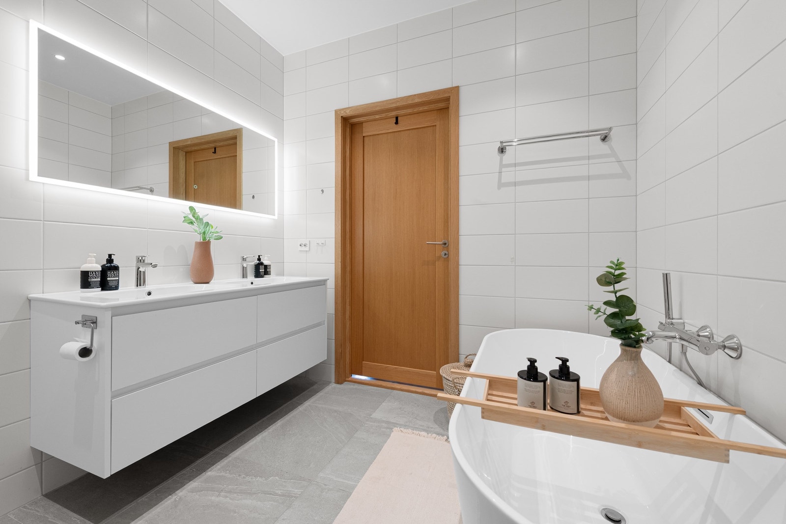 Stor baderomsinnredning med skuffer og 2 servanter med ett-greps armatur. Galleribilde