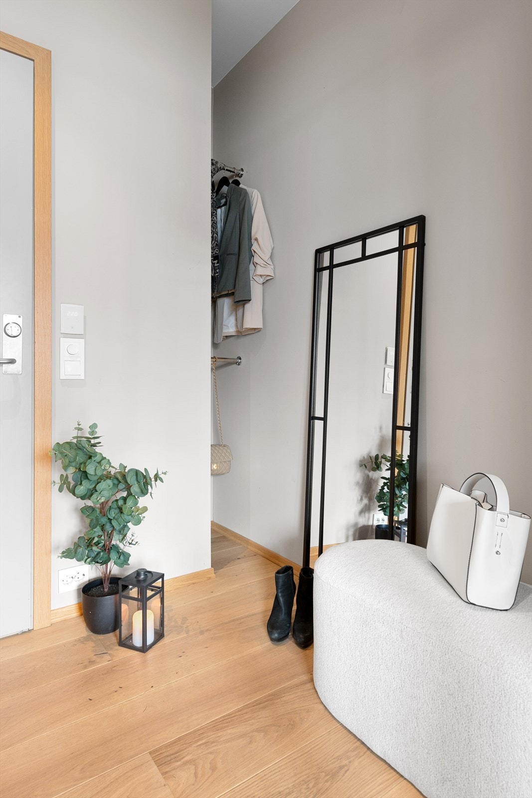 Entre/hall med nisje for yttetøy Galleribilde