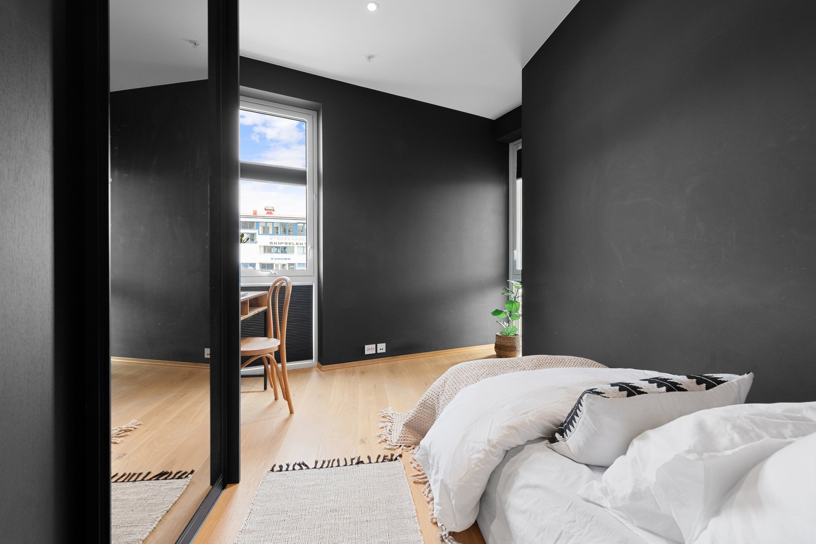 Soverom nr. 2 med skyvedørsgarderobe Galleribilde