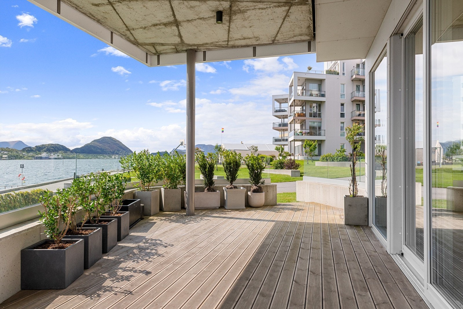 Stor overbygd terrasse Galleribilde