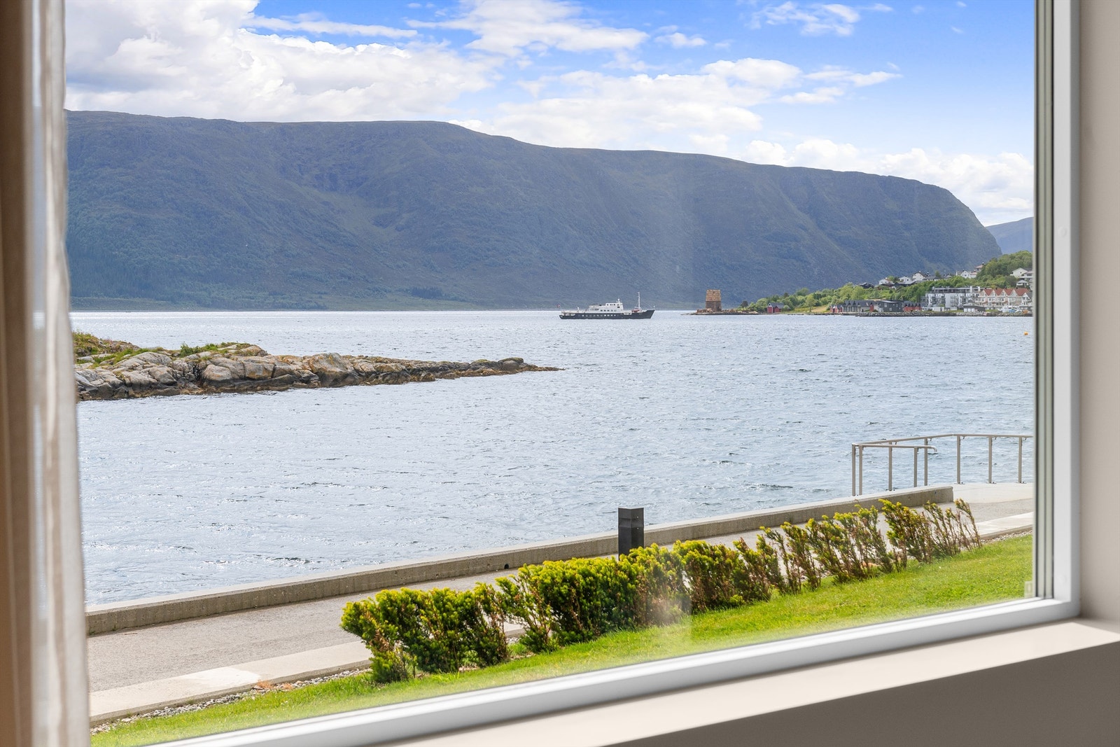 Flott utsikt fra kjøkkenet mot sjøen hvor man kan se skipstrafikken til og fra Ålesund havn. Det er fri utsikt mot Slinningsbålet Galleribilde