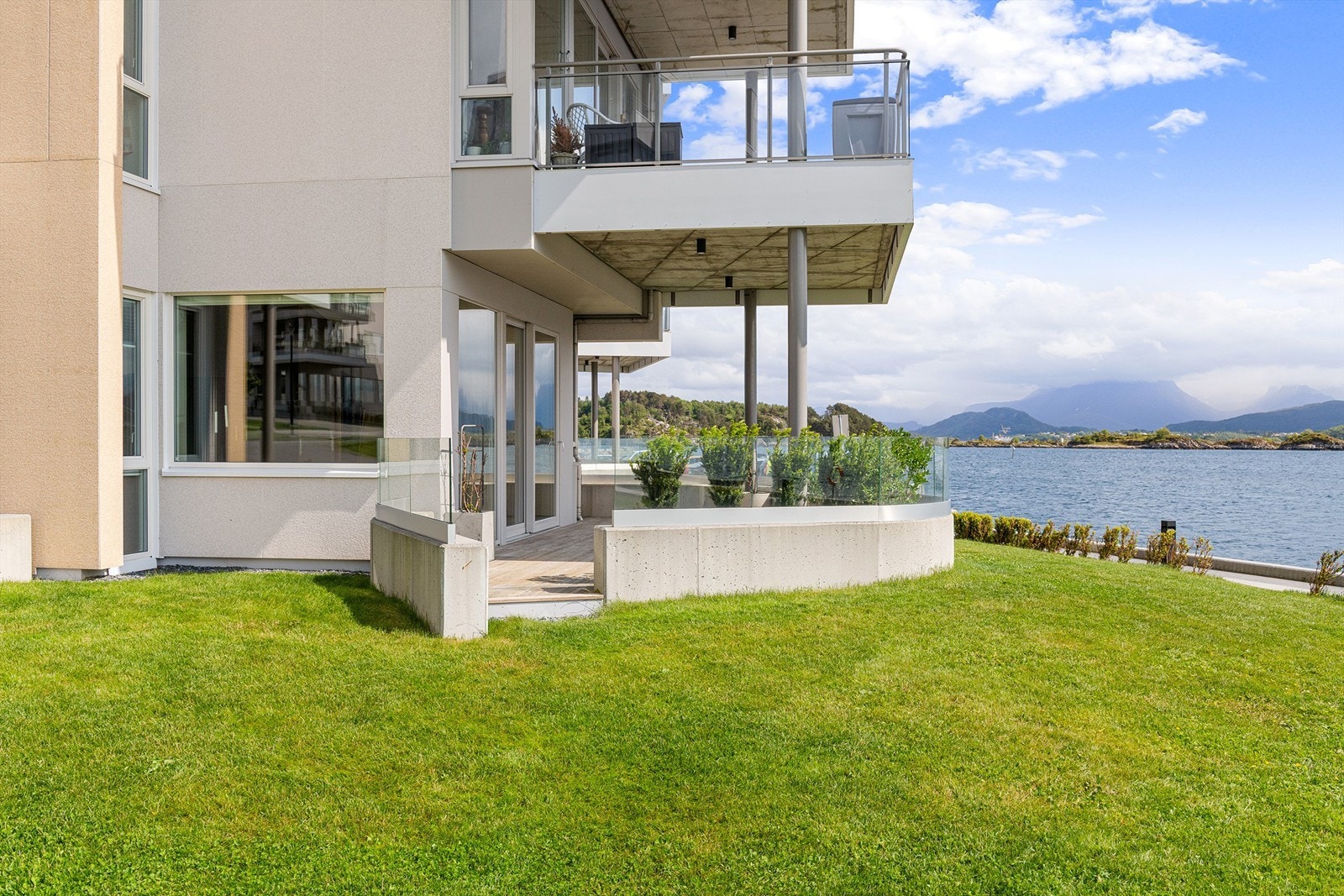 Sørvestvendt terrasse med tilkomst til flotte fellesområder Galleribilde