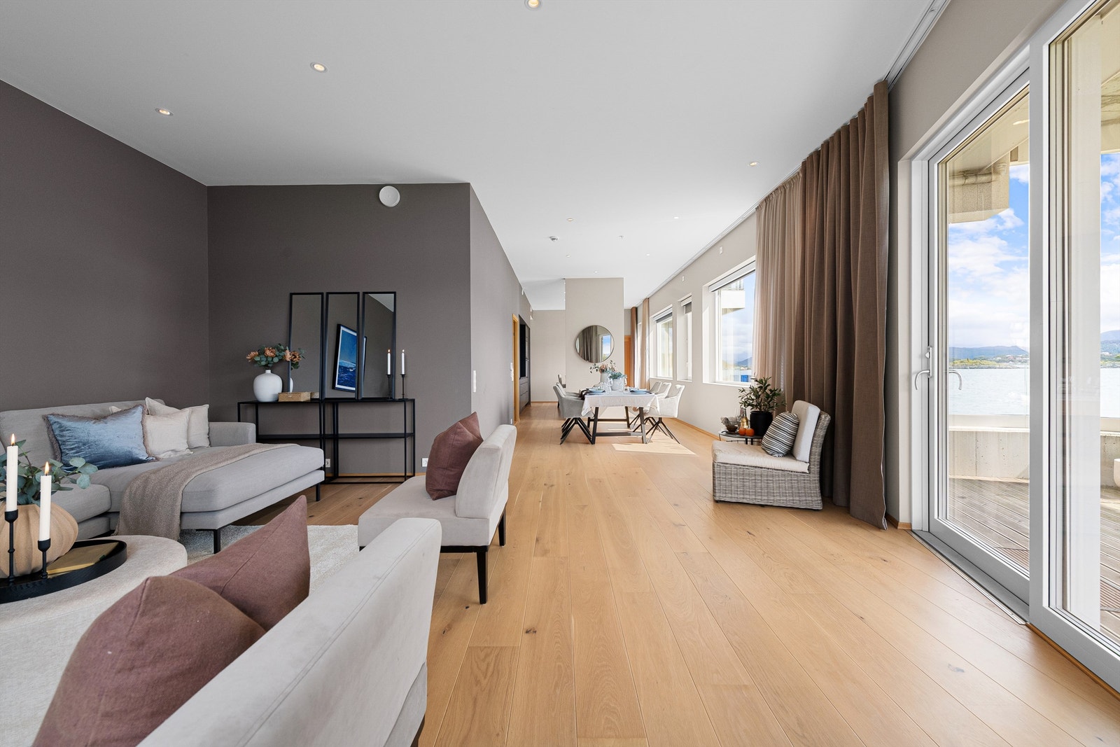 Det er montert dobbel skinne med solgardiner og
lystette gardiner fra gulv til tak. Disse kan trekkes
dit du ønsker. Innvendig er det montert elektrisk
solskjerming (screens) i stue og kjøkken Galleribilde