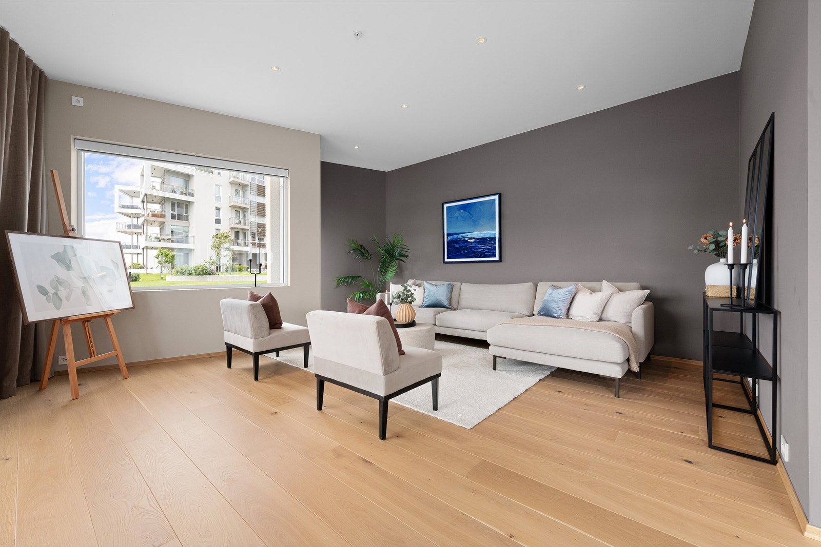 Deler av stuen mot vest med store vindusflater Galleribilde