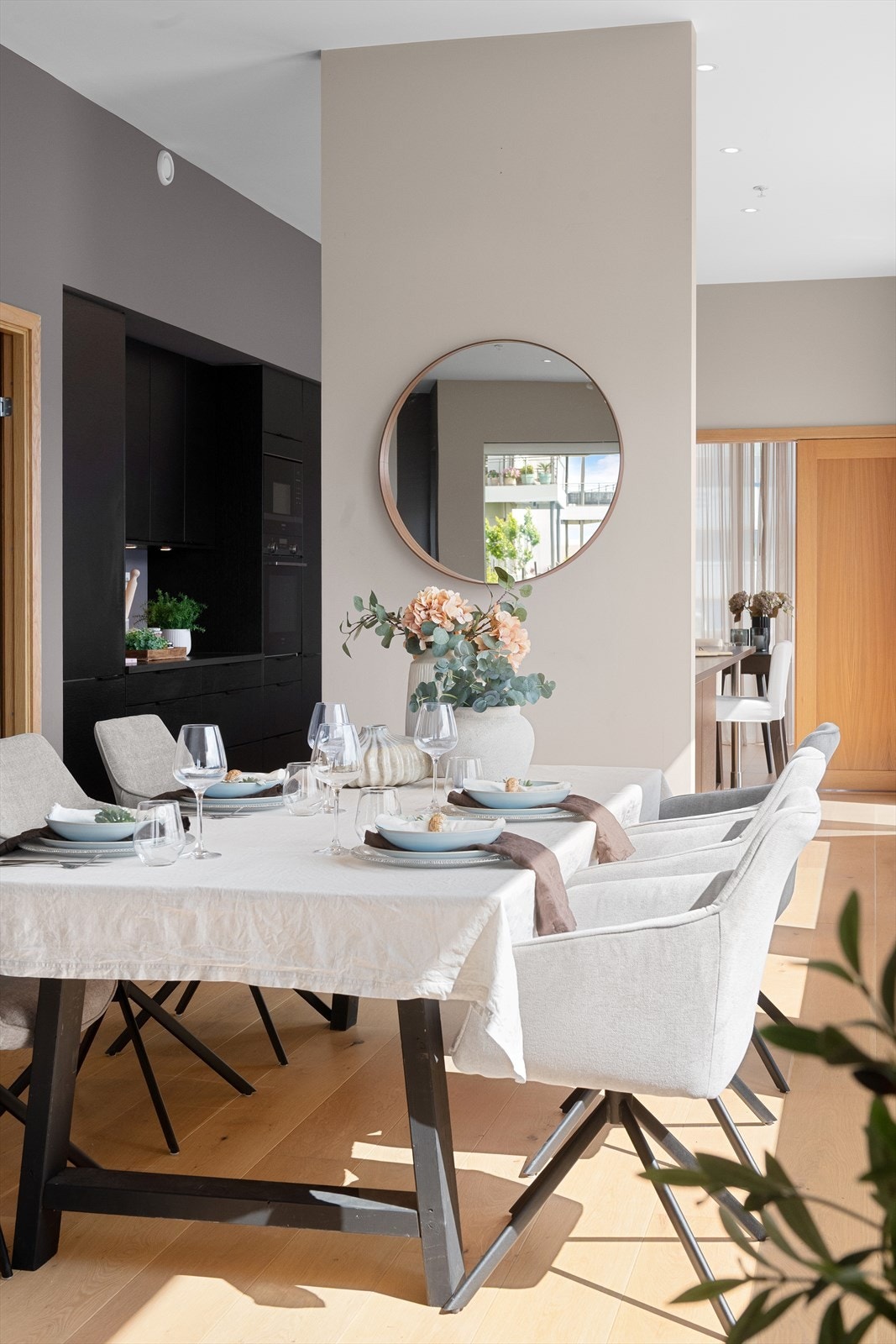 Praktisk skillevegg mellom spisestuen og kjøkkenet, den skjermer samtidig som det er åpent. Det er enkelt å bevege seg rundt Galleribilde