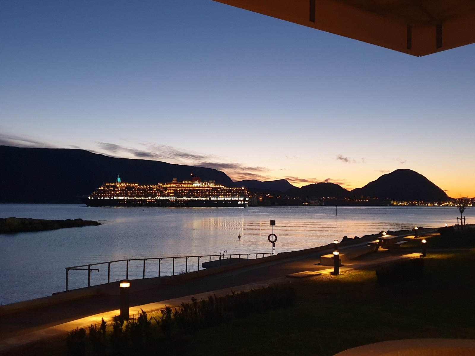 Nydelig kveldsstemning med cruise skip som passerer på fjorden Galleribilde