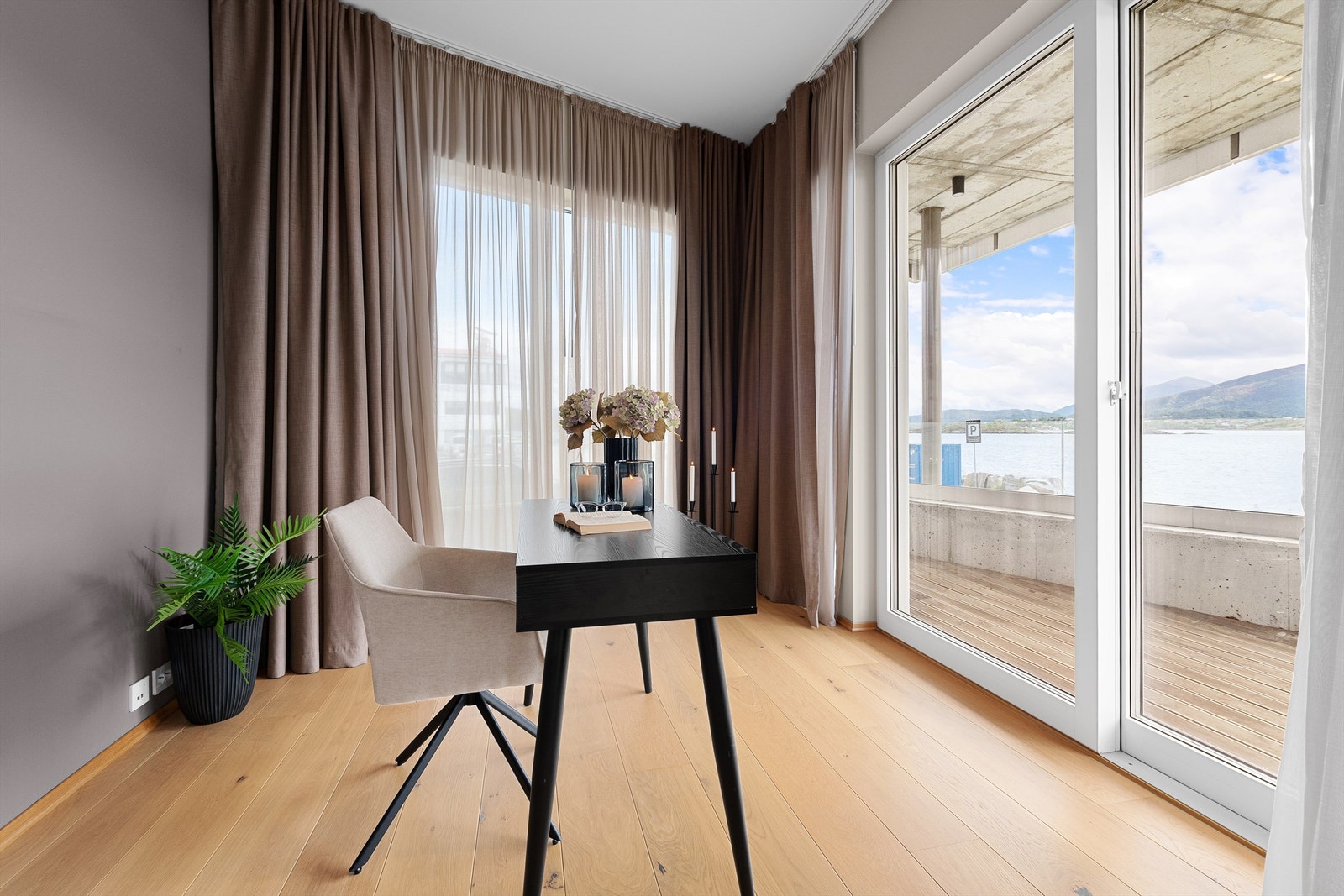 Soverom nr. 3. Rommet er godkjent som beboelse og kan benyttes som f.eks. stue, kontor, bibliotek. Skyvedør ut til sydvendt terrasse Galleribilde