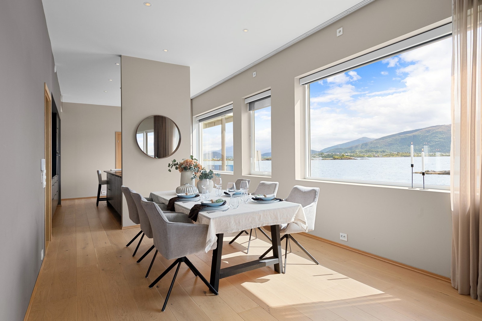 Det er god plass i stue/spisestue og flott utsikt mot sjø og fjell Galleribilde