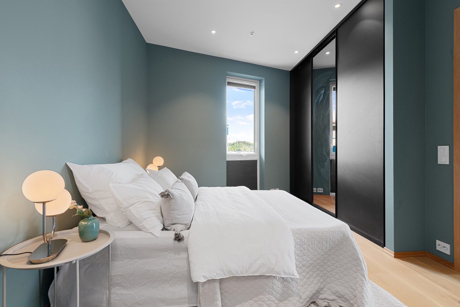 Skyvedørsgarderobe på hovedsoverom med 3 dører hvorav en med speilfront Galleribilde