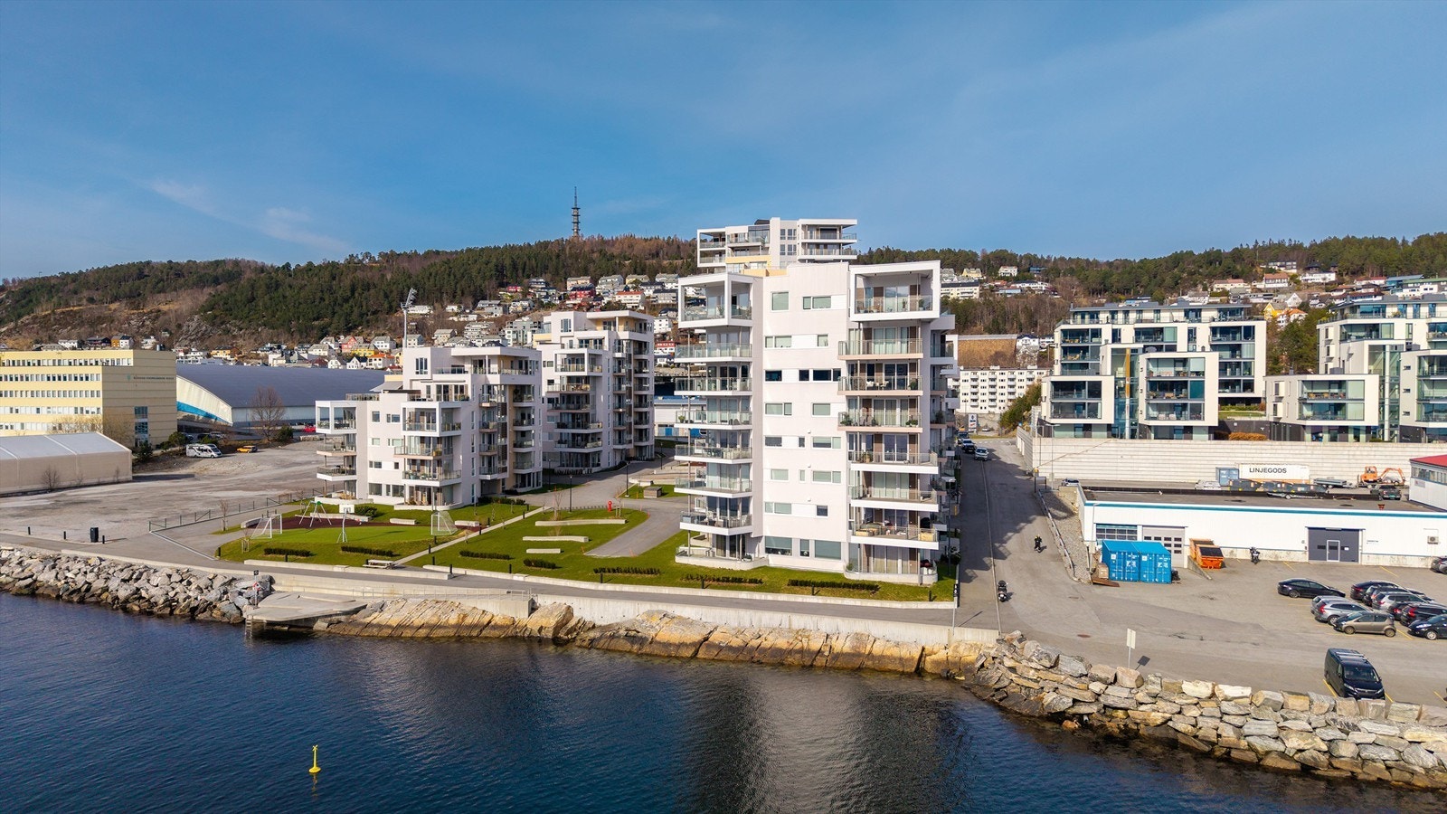 Dronebilde av sameiet sett fra sjøsiden Galleribilde