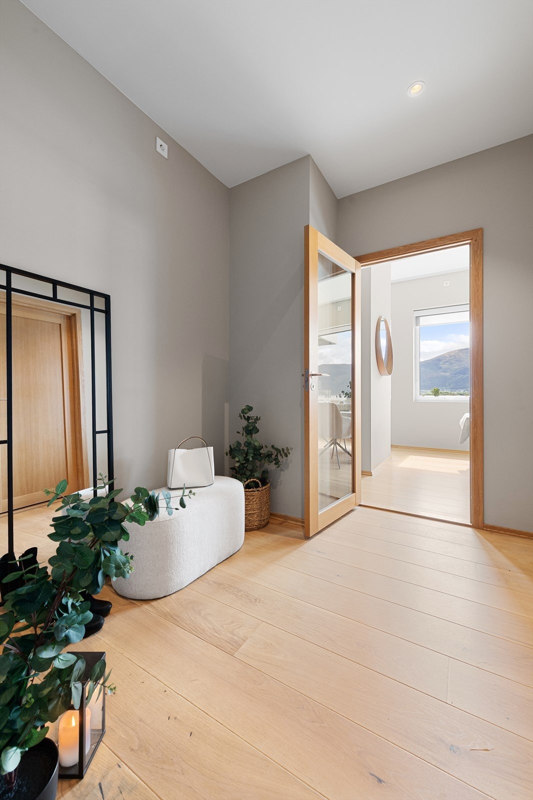 Entre/hall mot stue. Det er god plass til skyvedørsgarderobe eller garderobeløsning om ønskelig Galleribilde