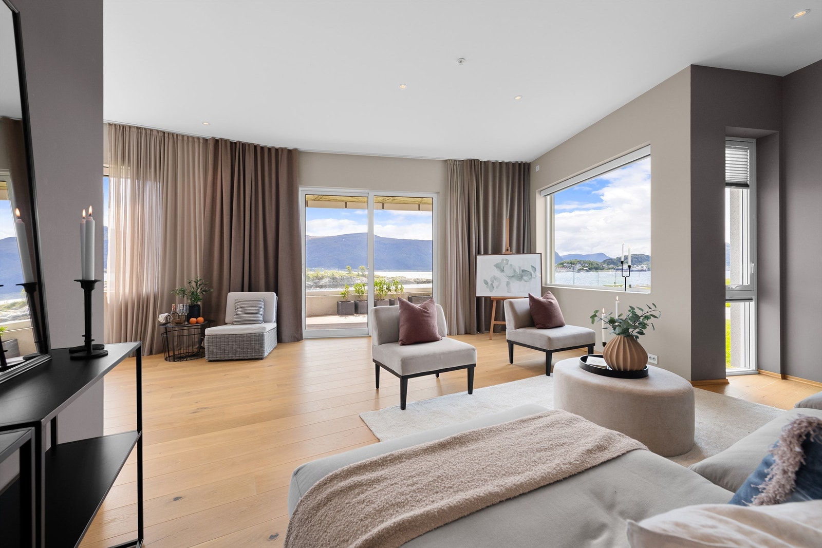 Deler av stuen mot sørvest med utgang til overbygd markterrasse. Det er montert screens i vinduer Galleribilde