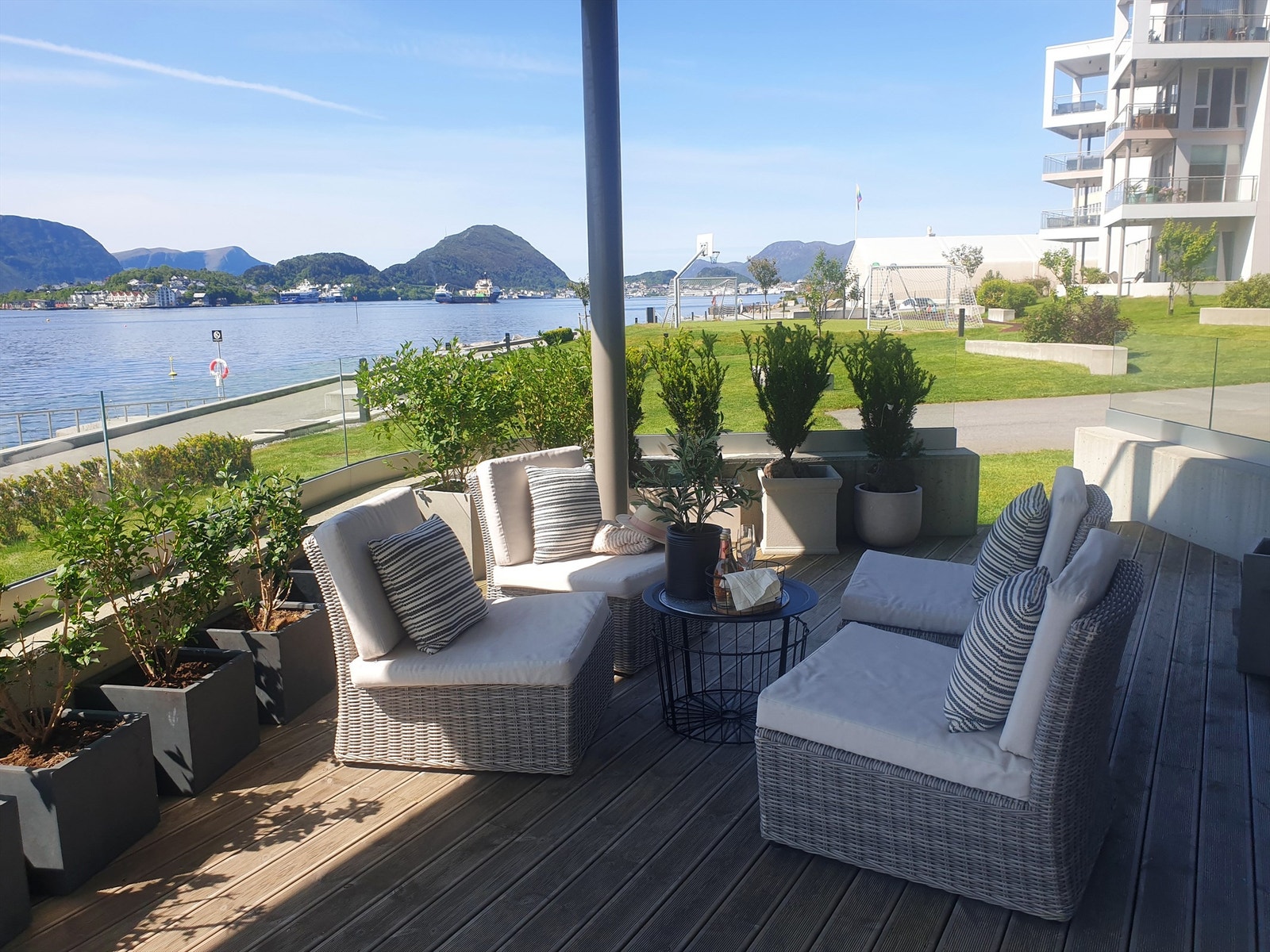 Terrasse mot sydvest. Det er murkant som rekkverk, samt ettermontert glassrekkverk opp på denne Galleribilde