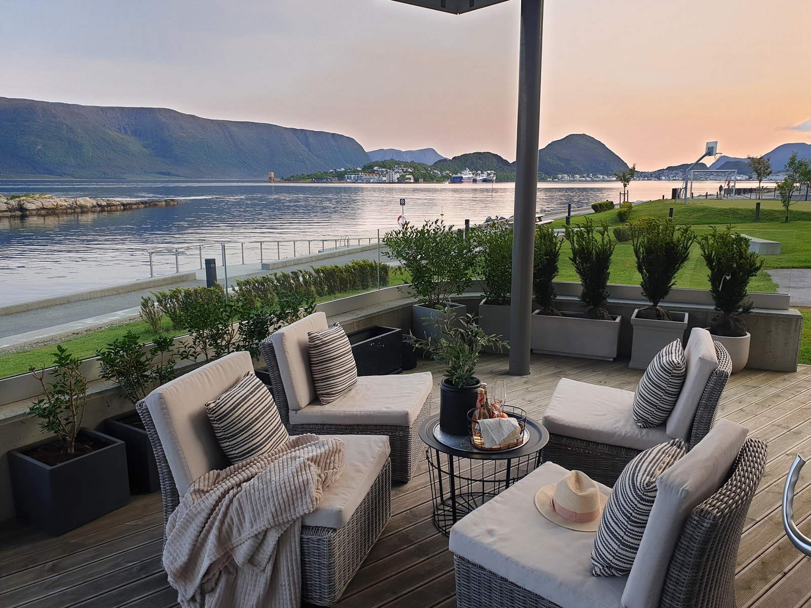 Flott dels overbygd markterrasse mot sydvest med nydelig utsikt mot fjorden og solnedgangen - bilde tatt av selger Galleribilde