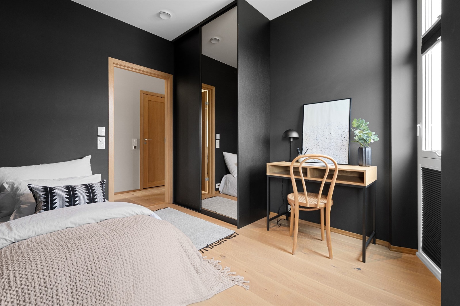 Soverom nr. 2 med skyvedørsgarderobe og arbeidsplass Galleribilde