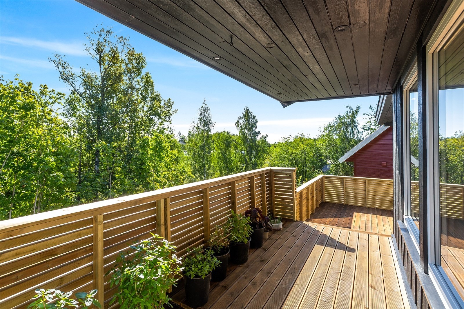 Stor og usjenert terrasse med flott utsyn over det grønne. Galleribilde