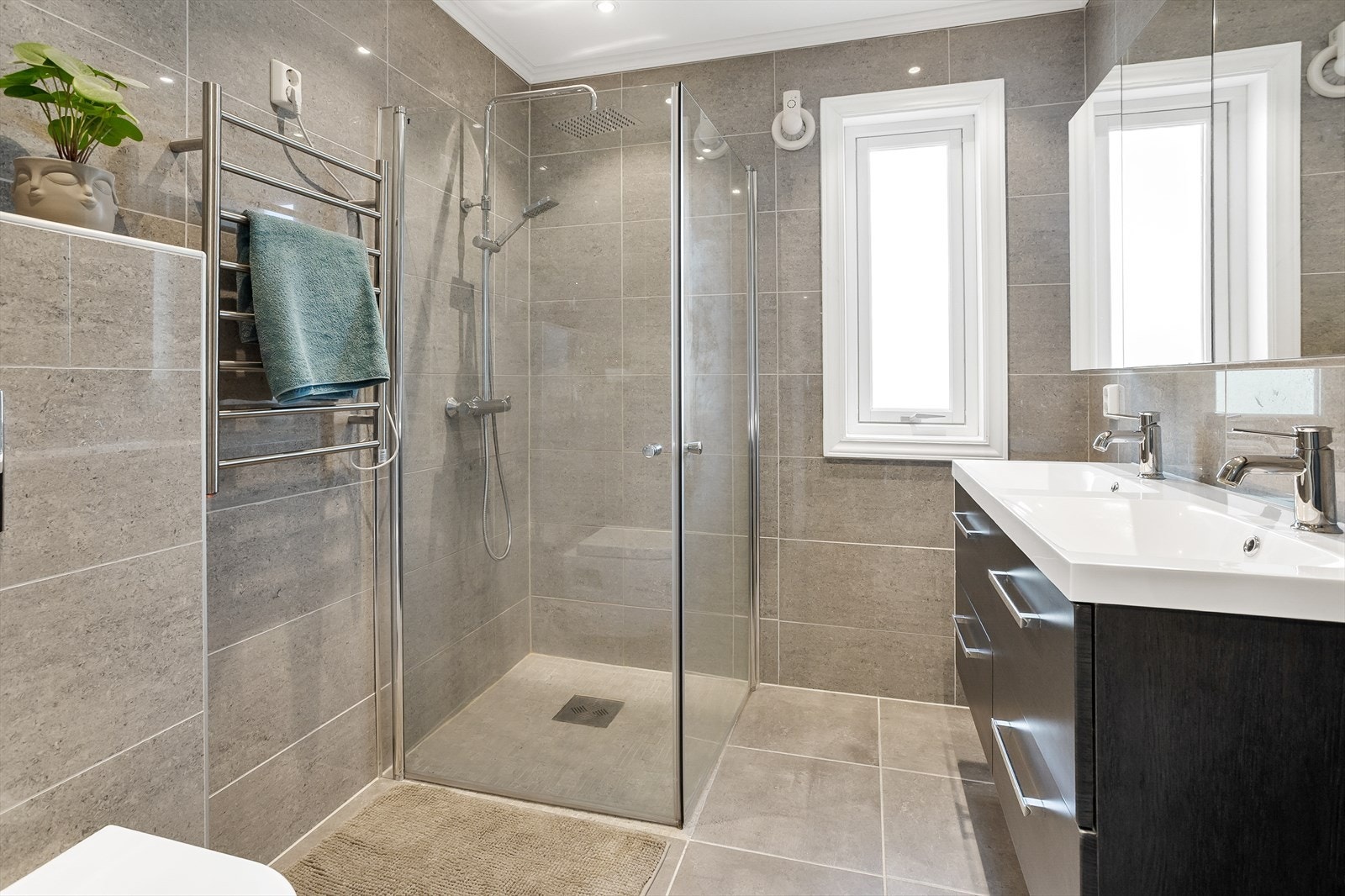 Lekkert, helfliset bad med regnfallsdusj og håndkletørker. Galleribilde