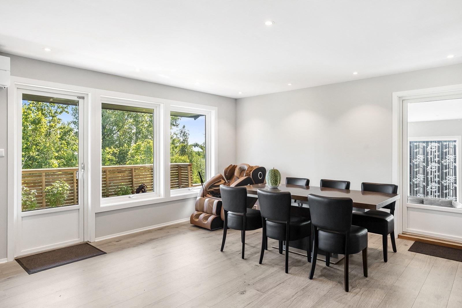 Store vinduer rammer inn den grønne utsikten. Utgang til terrasse. Galleribilde