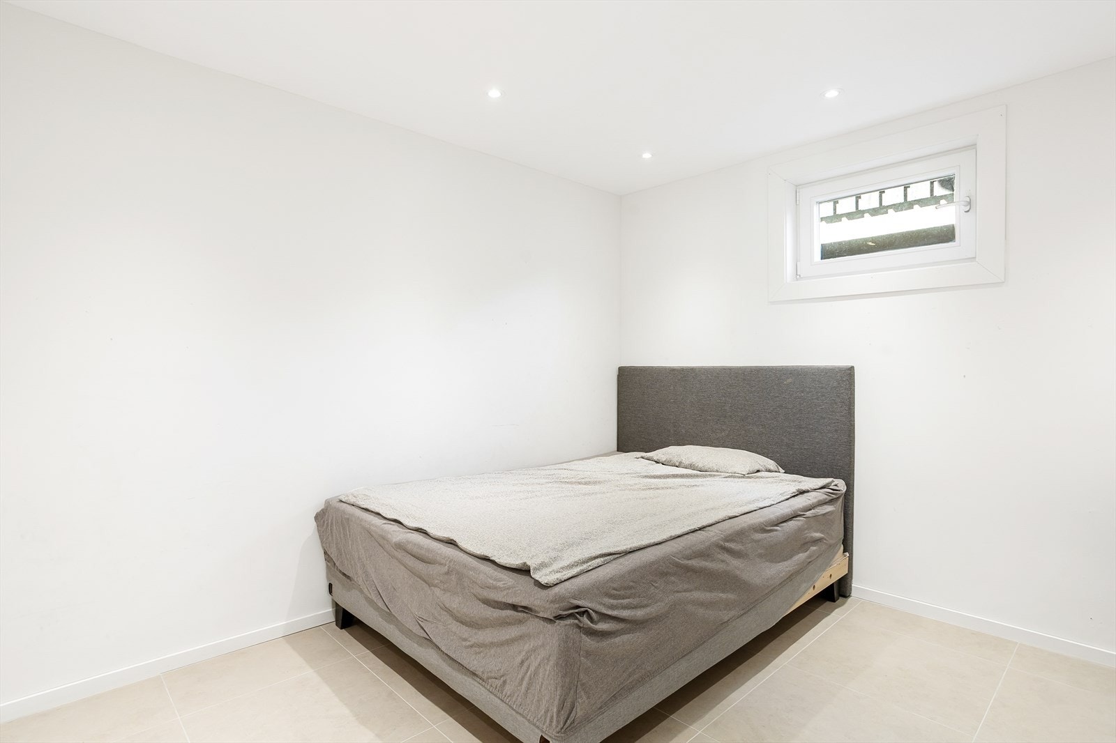 Stilrent rom med slette vegger, downlights og elegant, flislagt gulv. ( rommet er ikke godkjent/ omsøkt) Galleribilde