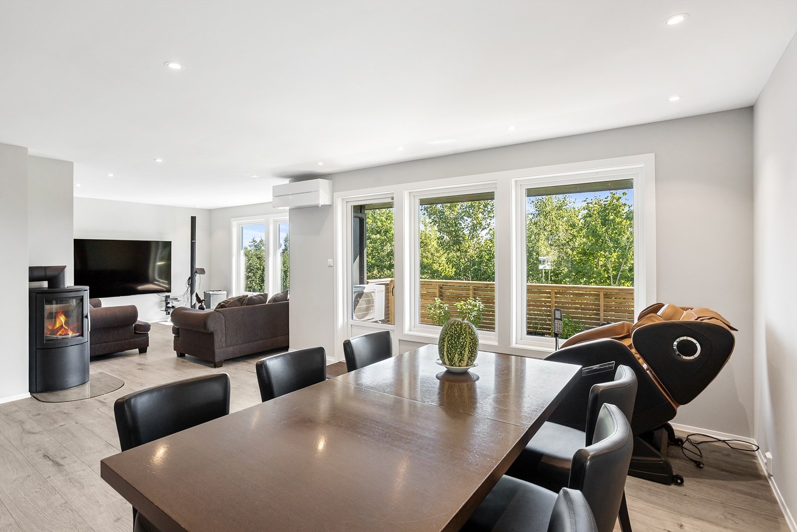 Store vinduer rammer inn en frodig og grønn utsikt. Galleribilde