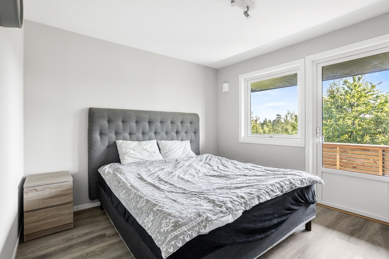 Utsikt mot det grønne og dør rett ut i det fri. Galleribilde