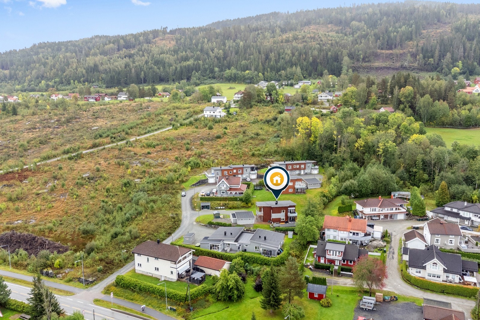 Solrik beliggenhet like utenfor Åmot sentrum Galleribilde