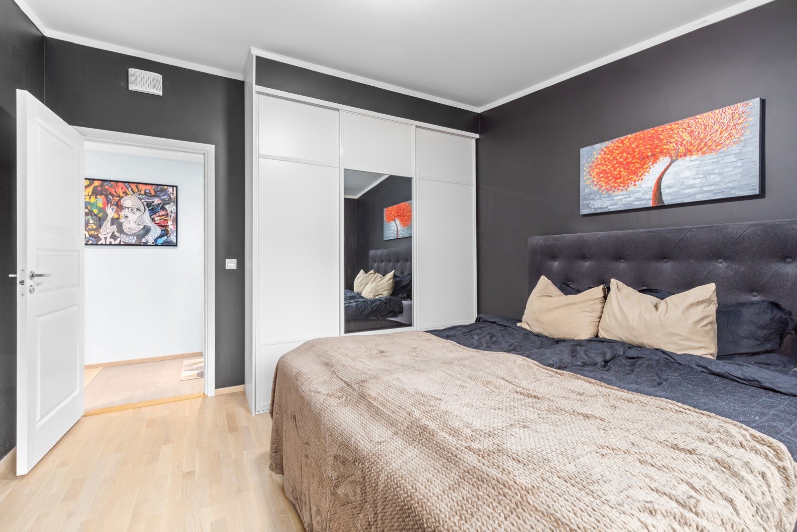 Med innebygd garderobeskap får du praktisk og god oppbevaringsplass på soverommet Galleribilde