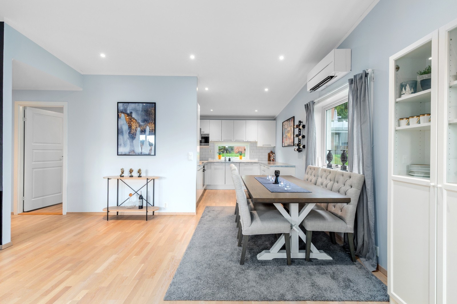 Kjøkken med delvis åpen løsning mot stue. Rommet har parkett på gulv samt malte flater på vegger og himling. Galleribilde