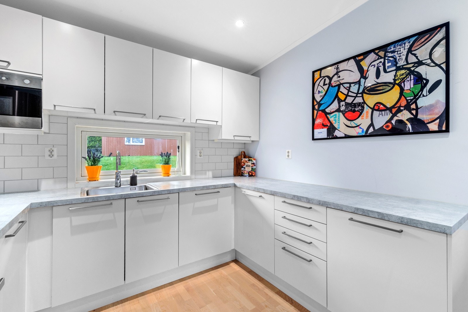 Benkeplaten er av laminat med nedfelt oppvaskkum i stål med ett-greps blandebatteri Galleribilde