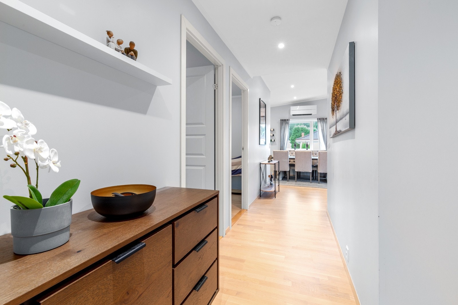 Fra gangen er det adkomst til tre soverom, bad og bod/vaskerom Galleribilde