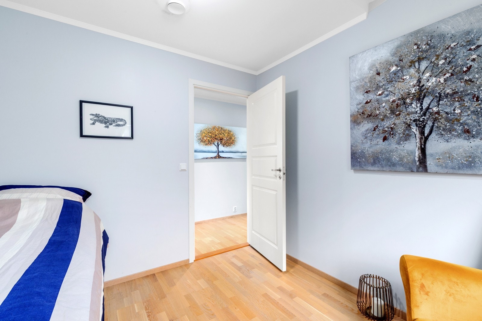 Rommet er malt i en fin, lys blå tone og benyttes i dag som gjesterom Galleribilde