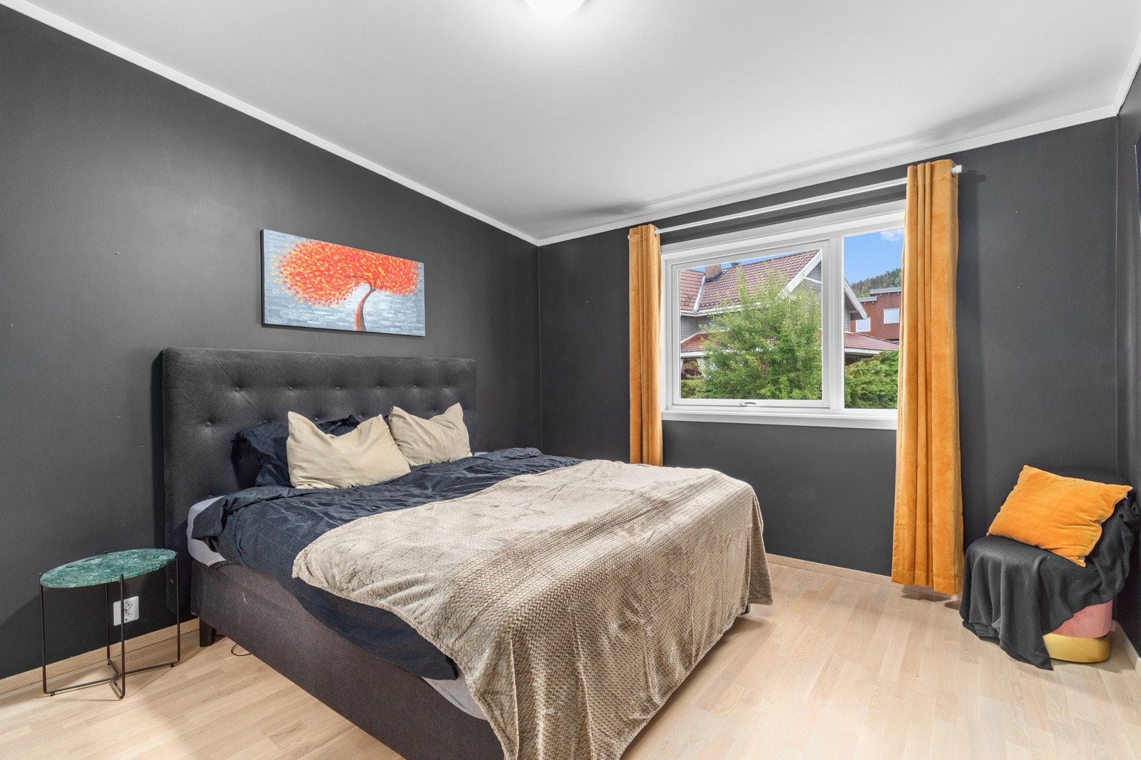 Lekkert hovedsoverom med parkett på gulv og sortmalte vegger Galleribilde