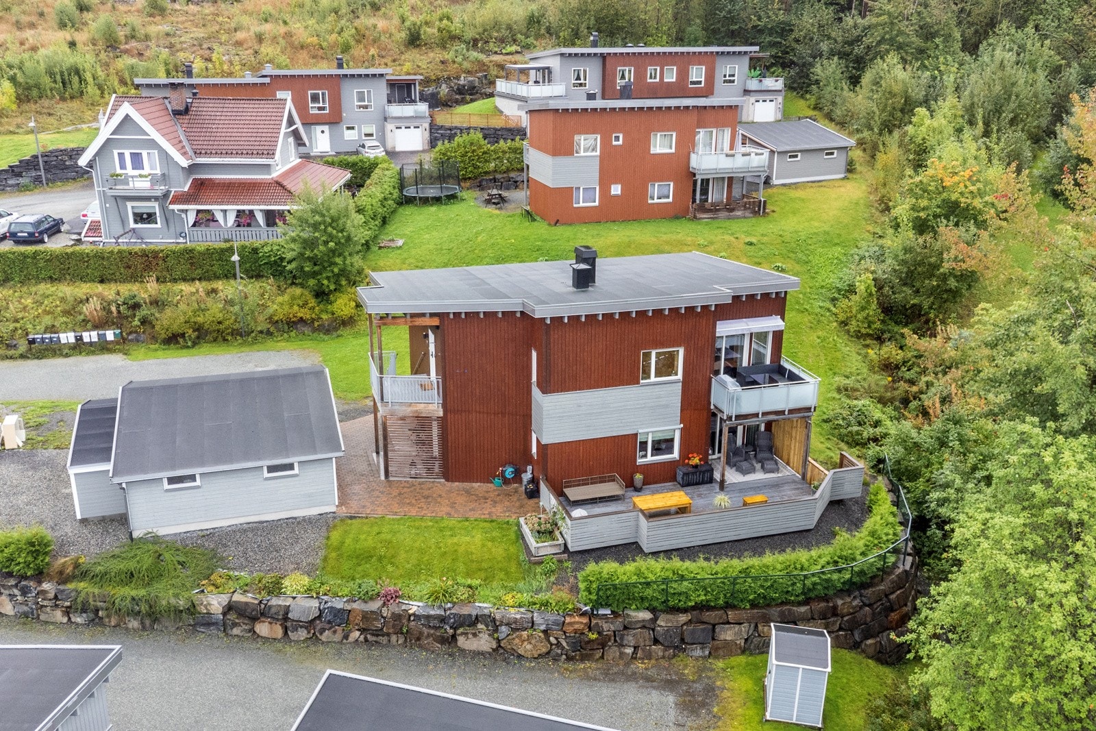 Felles tomt med plenaraeler, diverse beplantning og støttemurer Galleribilde