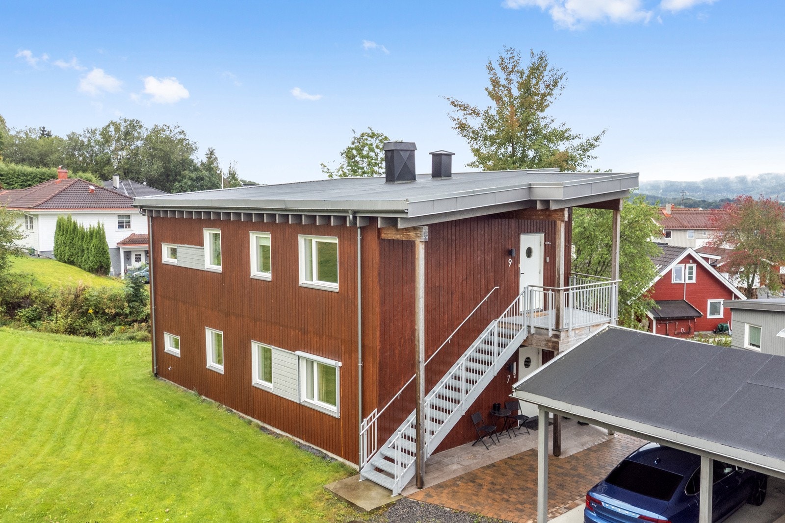 Boligen har én biloppstillingsplass i felles carport med elbillader Galleribilde