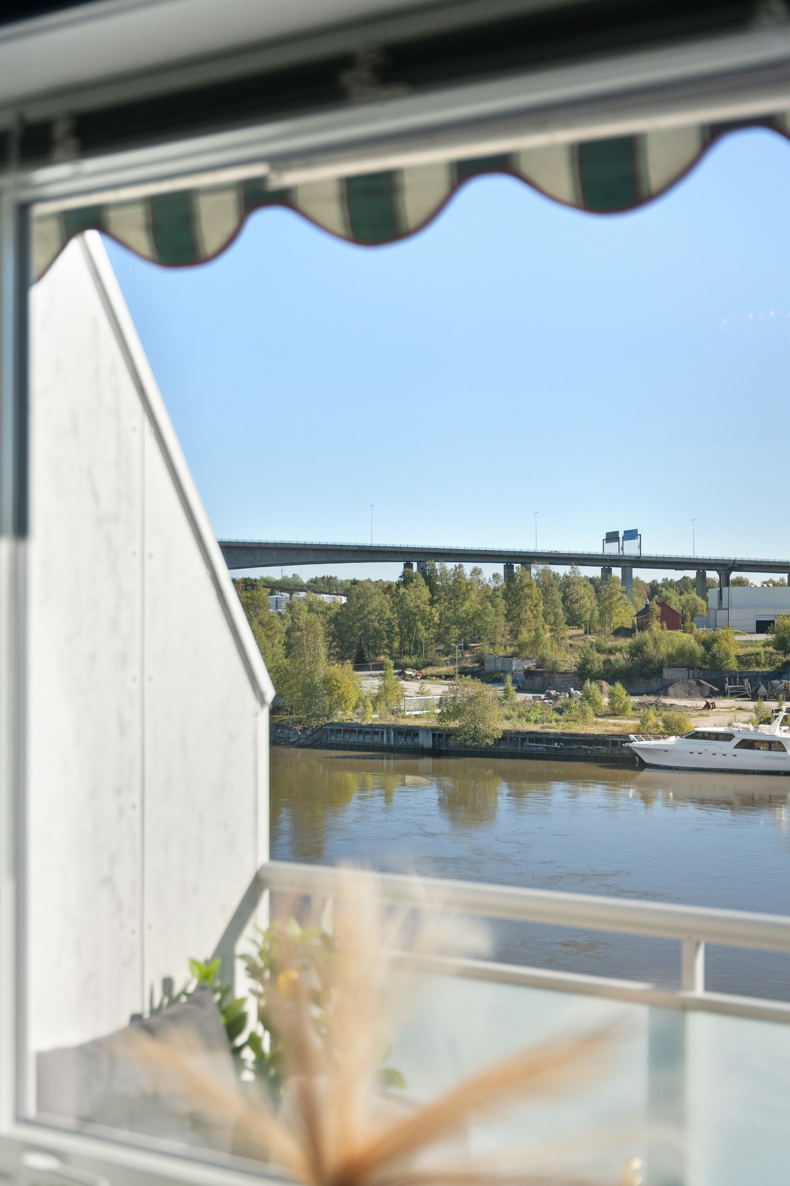 Terrassemarkise på veranda. Galleribilde