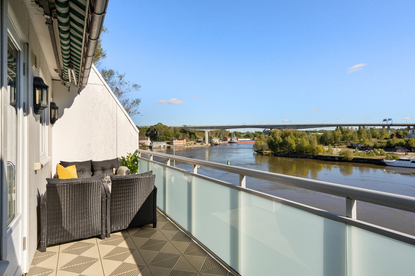 En endeleillighet med usjenert beliggenhet uten innsyn - men med utsikt til vakre Glomma! Galleribilde